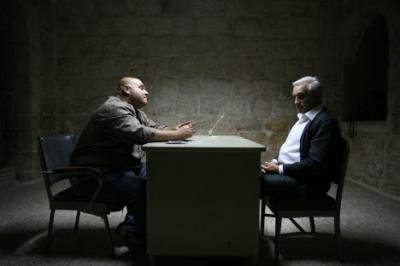 Balilati (Dvir Bendek) und Mr. Rosenstein (Michael Degen) beim Verhör hinter kalten Mauern.