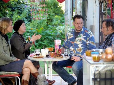 Verhör unter typisch norddeutschem Thai-Pavillon mit den Schüttes und Tetra-Pak-Wein